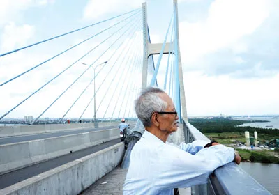 Khi có những chiếc cầu, như cầu Phú Mỹ, việc đi lại gian nan từ quận ven ở bờ đông Sài Gòn sang trung tâm thành phố chỉ còn là ký ức.
