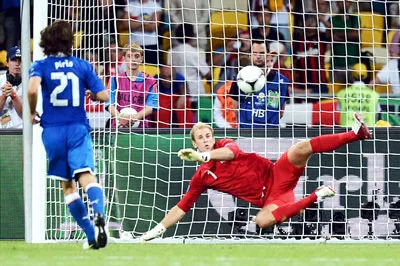 Pirlo thực hiện quả penalty điệu nghệ hạ thủ môn Joe Hart.