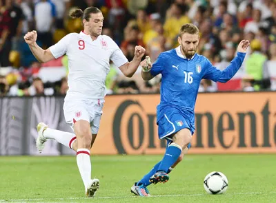 Thiếu Daniele De Rossi (phải) sẽ là một mất mát lớn đối với đội tuyển Italia.