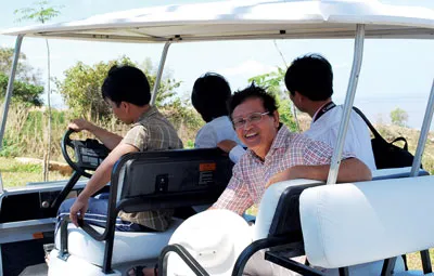 Dù còn nhiều chông gai phía trước, nhưng ông Ba Hóa vẫn nở nụ cười tự tin vào sự thành công khi dành tâm huyết cho Khu du lịch Núi Lớn - Núi Nhỏ và Cáp treo Vũng Tàu