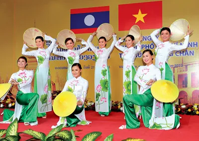 Văn nghệ chào mừng "Những ngày TPHCM tại Viêng Chăn". Ảnh: VIỆT DŨNG