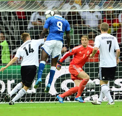 Pha đánh đầu mở tỉ số của Balotelli (Italia). Ảnh: AFP