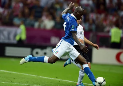Balotelli lập cú đúp giúp Italia vào chung kết. Ảnh: AFP