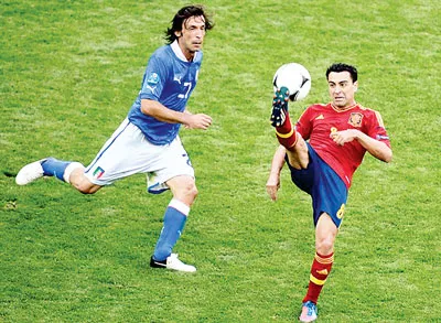 Pirlo (trái) sẽ tái ngộ cùng Xavi.