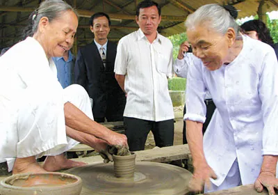 Các nghệ nhân làng Phước Tích trình diễn cách làm gốm có lịch sử 500 tuổi.