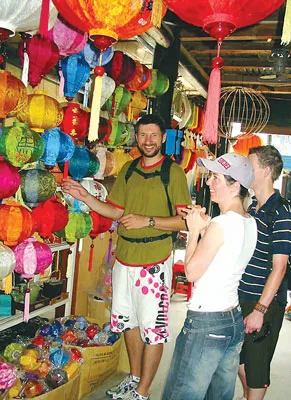 Đèn lồng Hội An níu bước chân du khách quốc tế.