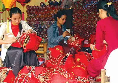 Năm du lịch Quốc gia Duyên hải Bắc Trung bộ - Huế 2012, phố cổ Hội An với nghề làm đèn lồng đặc trưng là điểm nhấn thu hút du khách.