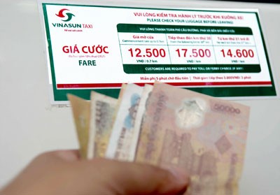 Some taxi companies are considering a fare reduction after further decrease in petrol price this month (Photo: SGGP)