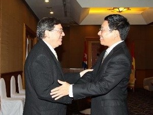 FM Pham Binh Minh (R) welcomes his Cuban counterpart Bruno Rodriguez Parrilla in Hanoi on July 9, 2012.