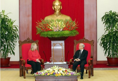 General Secretary Nguyen Phu Trong (R) talks with visiting US Secretary of State Hillary Clinton