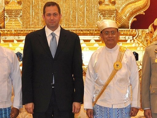 US coordinator for policy on Myanmar, Derek Mitchell (L) poses for a photograph with Myanmar President Thein Sein at the President residence in Naypyidaw.