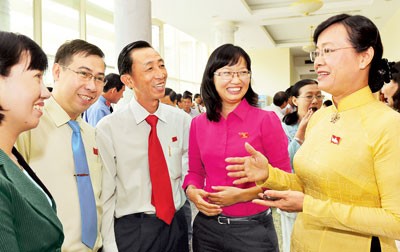 Nguyen Thi Quyet Tam, chairwoman of the Municipal People's Council (R) meets representatives at the meeting (Photo: SGGP)