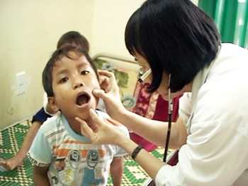 A child affected by the strange skin disease from Ba Dien Commune of Ba To District being treated at the General Hospital in Quang Ngai Province (File photo: Thanh Nien)