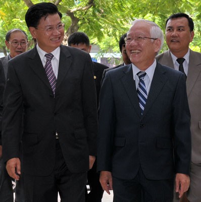City Chairman Le Hoang Quan (R) welcomes Lao Deputy Prime Minister Thongloun Sousilih (Photo: V.Dung)
