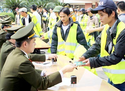 Vietnamese migrant workers returned from Libya in March 2011 (Photo: SGGP)