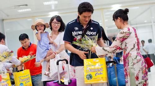 South Korean visitors arrive at Cam Ranh International Airport on July 12, 2012. (Photo: Tuoitre)