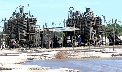 Titanium exploitation site in Co Thap Hamlet in Quang Loi Commune of Quang Dien District in Thua Thien-Hue Province (Photo: SGGP)