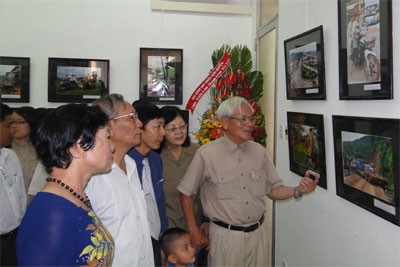 Visitors at the opening of the photo exhibition (Photo: qdnd)