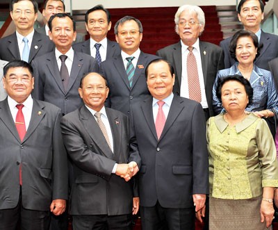 Cap: Le Thanh Hai, Secretary of the HCMC Party Committee (2nd, R) welcomes Heng Samrin, President of Cambodian National Assembly (2nd, L)