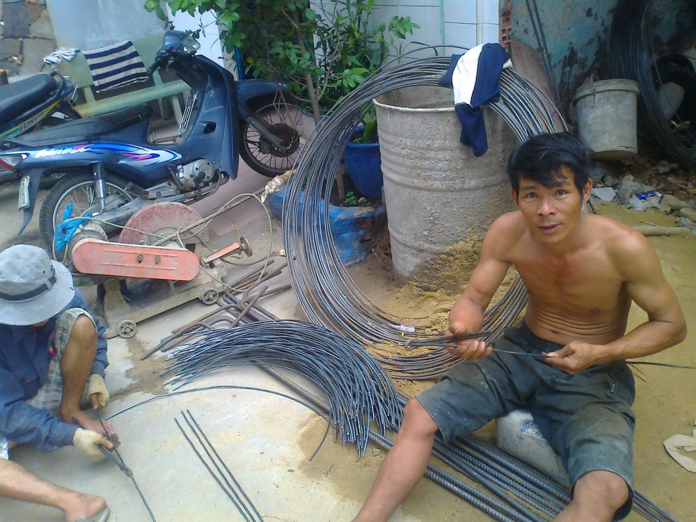 Workers bending steel for constructing a house (Photo: U. Phuong)