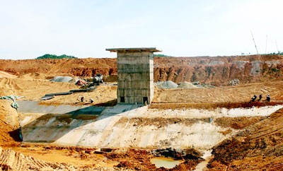 Repair work on the downgraded Boc Nguyen Reservoir in Ha Tinh Province was left half-done due to capital shortage (Photo: SGGP)