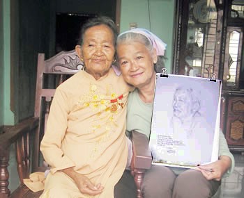 Painter Dang Ai Viet (R) and Vietnamese Heroic Mother, Thai Thi Tai, in the highland city of Buon Ma Thuot (Photo: sggp)