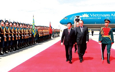 President Truong Tan Sang views the guard of honor of the Russian army (photo SGGP)