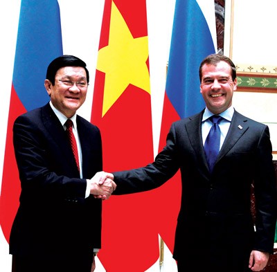 Russian Prime Minister Dmitry Medvedev (R) welcomes President Truong Tan Sang at the Government Guest House in Moscow on July 26 (photo SGGP)