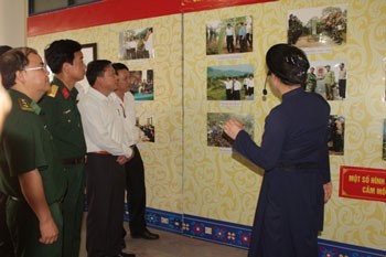 Visitors at the opening ceremony of the exhibition (Photo: lanson.gov.vn)