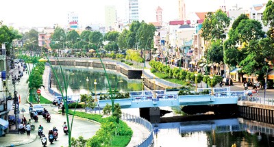 Lines of trees and rows of ornamental plants have already begun to green the Nhieu Loc-Thi Nghe Canal area (Photo: SGGP)