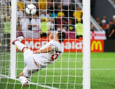 Bàn thắng bị từ chối oan uổng của Ukraine khiến trọng tài thứ 5 bị phê phán.