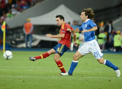 Xavi Hernandez (trái, Tây Ban Nha) chuyền bóng trước Andrea Pirlo của Italia. Ảnh: AFP