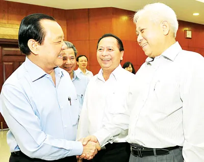 Bí thư Thành ủy TPHCM Lê Thanh Hải trao đổi cùng các đại biểu tại Hội nghị Thành ủy.