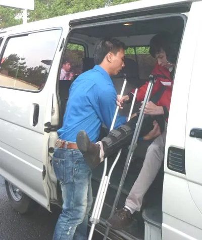 Thí sinh Nguyễn Nguyên Khánh được xe cứu thương chở vào tận phòng thi. Ảnh: Nam viên