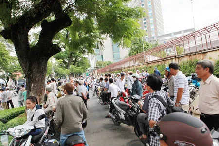 Rất đông phụ huynh ngóng chờ thí sinh bên ngoài cổng trường Đại học Khoa học Tự nhiên TPHCM. Ảnh: Trần Thanh