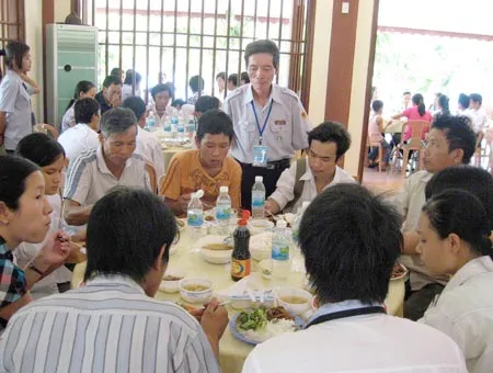 Thí sinh nghỉ ngơi và ăn trưa miễn phí tại Trung tâm Phật giáo Liễu Quán Huế. Ảnh: Văn Thắng