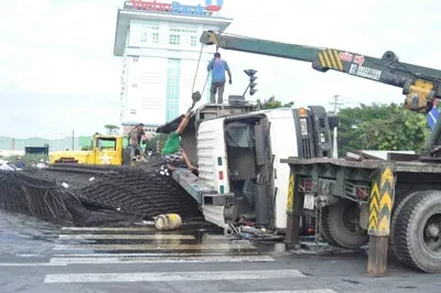 Xe tải chở sắt bị tông lật ngang