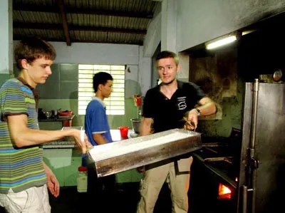 Hai sinh viên người nước cùng các tăng ni chùa Đức Sơn chuẩn bị cơm ăn chay miễn phí, giúp thí sinh thi tuyển vào ĐH Huế.