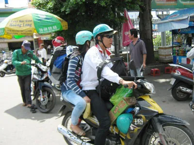 Sĩ tử trở về quê sau những ngày thi tại thành phố. Ảnh: ĐÌNH DƯ