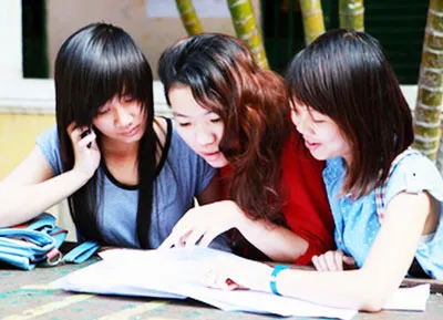 Thí sinh xem lại bài sau khi thi tại hội đồng thi trường THCS Hồng Bàng (quận 5). Ảnh: TRẦN THANH