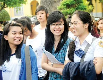 Các thí sinh sau giờ thi môn tiếng Anh tại Hội đồng thi Trường Đại học Sài Gòn. Ảnh: Mai Hải