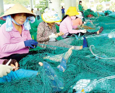 Hoạt động đánh bắt cá hiệu quả, kéo theo nghề đan lưới phát triển.