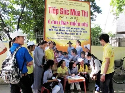 Tình nguyện viên tiếp sức mùa thi ĐH-CĐ 2012 tỉnh Thừa Thiên - Huế phát phiếu đăng ký suất cơm chay miễn phí cho thí sinh. Ảnh: VĂN THẮNG