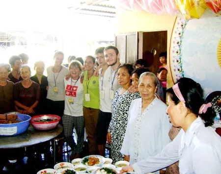 Nhóm sinh viên người Pháp chụp ảnh lưu niệm với phật tử Huế sau một tuần cùng nhau tiếp sức sĩ tử bằng 12.000 suất cơm chay miễn phí. Ảnh: Văn Thắng