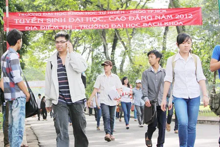 Kết thúc kỳ thi đại học 2012: Đề thi đậm hơi thở cuộc sống ảnh 3