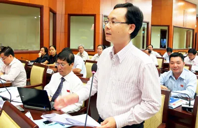 Đại biểu Nguyễn Văn Hiếu đóng góp ý kiến tại thảo luận tổ. Ảnh: VIỆT DŨNG