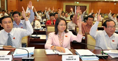 Các đại biểu biểu quyết thông qua các tờ trình tại kỳ họp. Ảnh: Việt Dũng