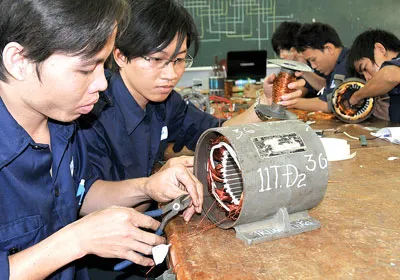 Học viên khoa Điện hệ trung cấp Trường Cao đẳng Kinh tế Kỹ thuật Phú Lâm thực tập quấn mô tơ điện. Ảnh: Mai Hải