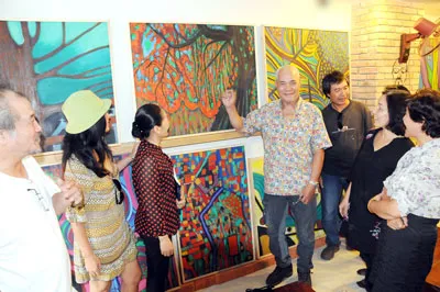 Nhà thơ Phan Vũ với những tác phẩm trong phòng tranh