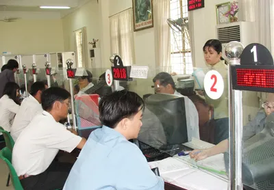 Bộ phận tiếp nhận và trả hồ sơ tại UBND quận 12, TPHCM. Ảnh: HOÀI NAM